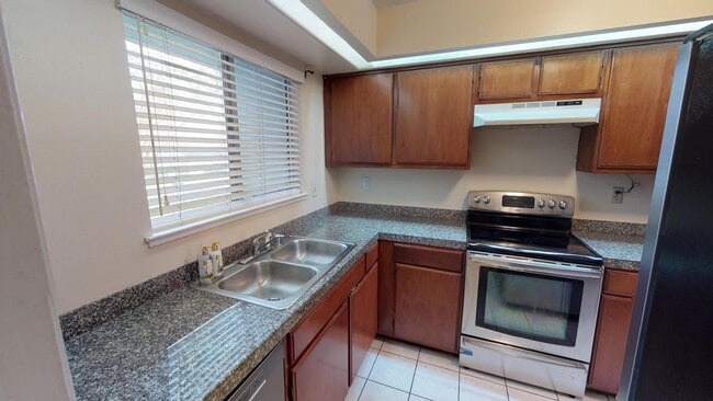 Building Photo - 702 Cassia St