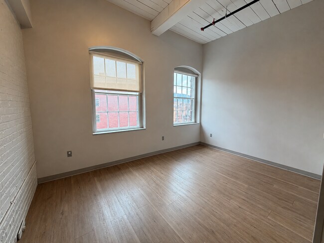 Foto del edificio - Dewitt Block, Rare 2 Bed/1 Bath Apartment Available Immediately - $1,866 - ALL UTILITIES INCLUDED