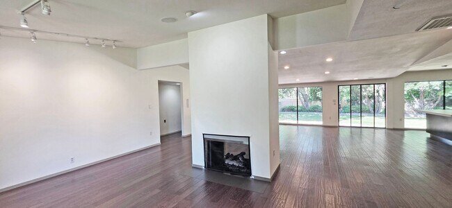 Foto del edificio - 4200 Burrell Way