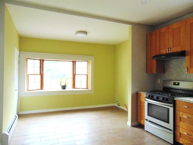 Foto del edificio - 80 Breslin Ave