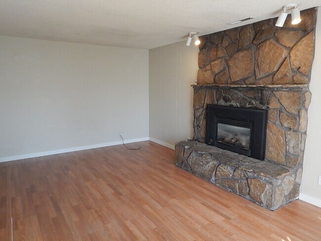 Foto del edificio - 3 Bed, 1 Bath House Near Heart of Prinevil...