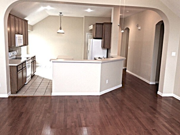 Foto del edificio - 6215 Crestmont Ln