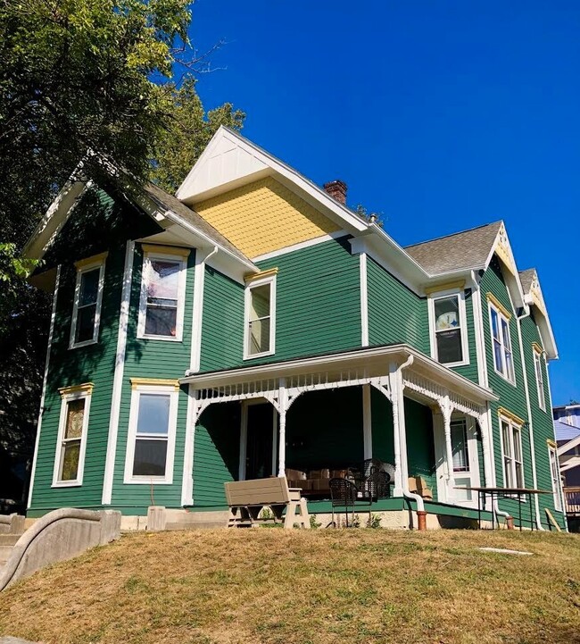 Building Photo - 123 E 8th St
