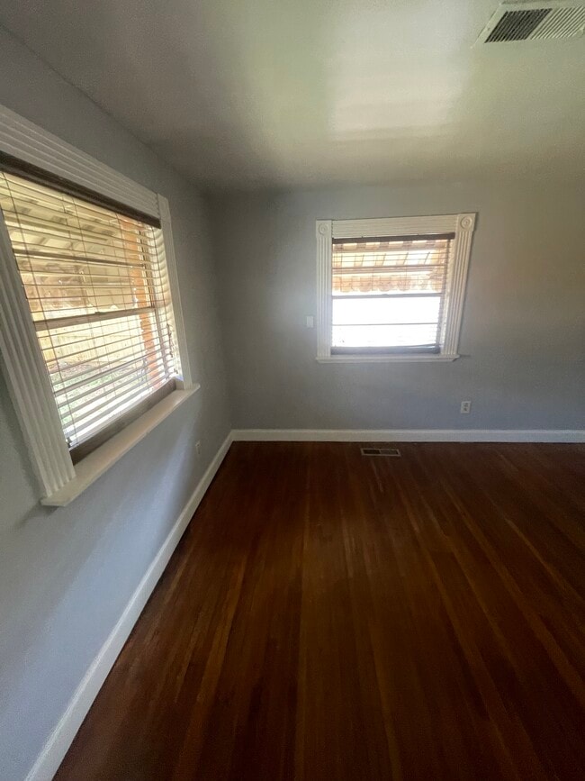 Building Photo - 718 W 41st St