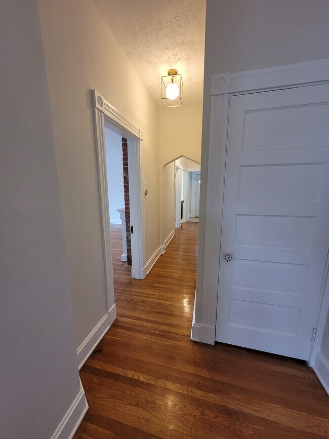 Sala - 2029 Crown Ave