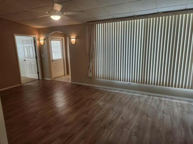 Building Photo - 582 Lake Dr