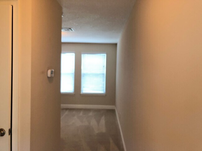 Foto del edificio - MOVE IN JULY!! NICE 1X1 ABOVE GARAGE APART...