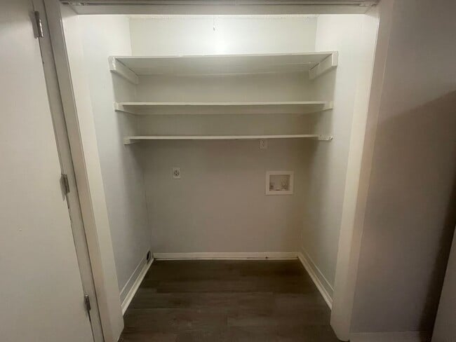 Building Photo - -Check out this cozy 2 bedroom 1 bathroom ...