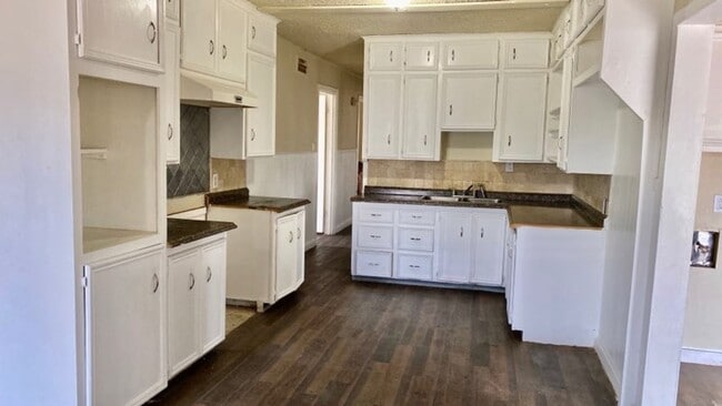 Foto del edificio - Handyman Special $0 First Month's Rent / “You fix, you SAVE BIG!!” Contact Mayshell for details: ...