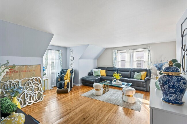 Foto del edificio - 321 Hackett Blvd