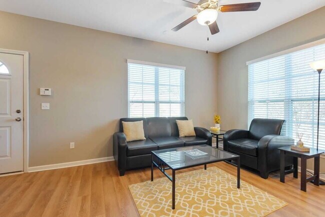 Foto del edificio - Modern 3-Bed, 3-Bath Townhome with Stylish Upgrades in Condo Community