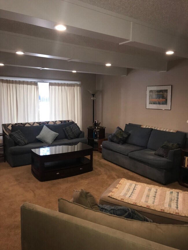 Foto del edificio - UNFURNISHED Upgraded Condo in Central location - Quiet Condominium Complex