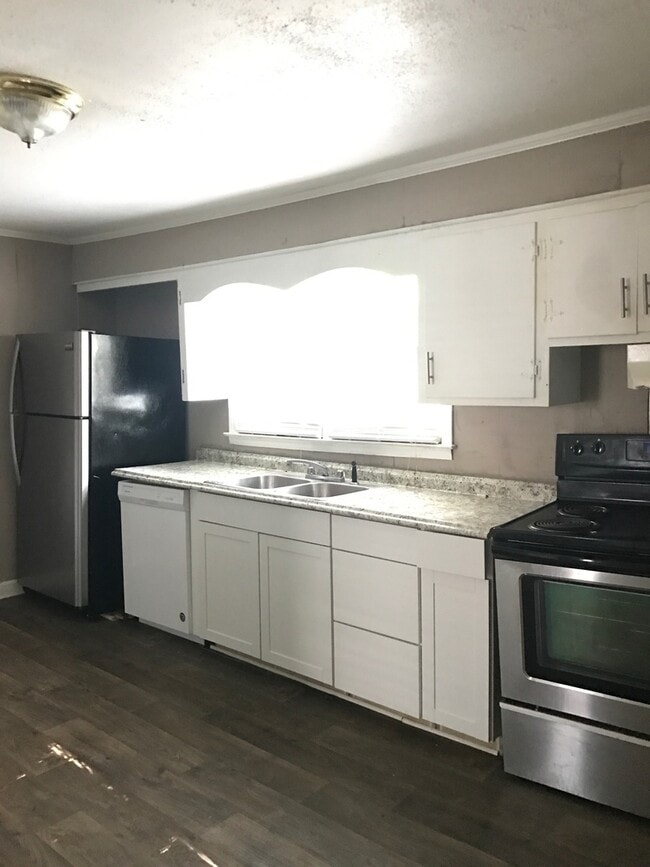 Building Photo - Beautiful 3 bed house!! Stainless Steel Ap...