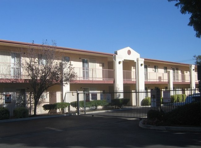 Building Photo - Canyon Shadows Apartments