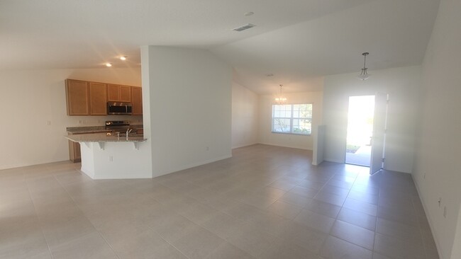 Building Photo - Spacious 3 bed, 2 bath Palm Coast Home min...