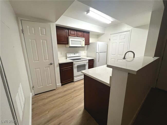 Foto del edificio - 6800 E Lake Mead Blvd