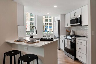 Building Photo - Cortland Pentagon City