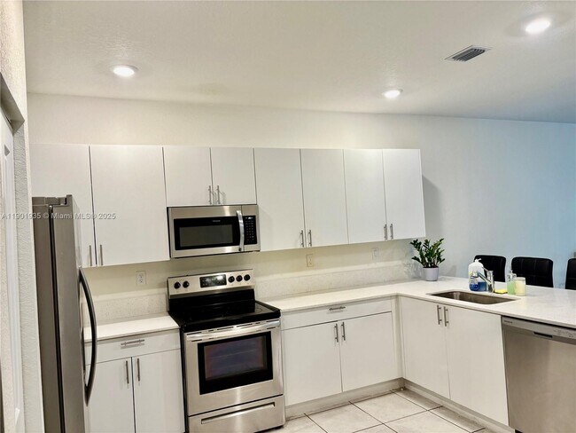 Building Photo - 1020 SE 26th Ter