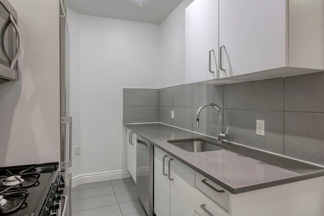 Building Photo - 3710 Chem. Queen Mary