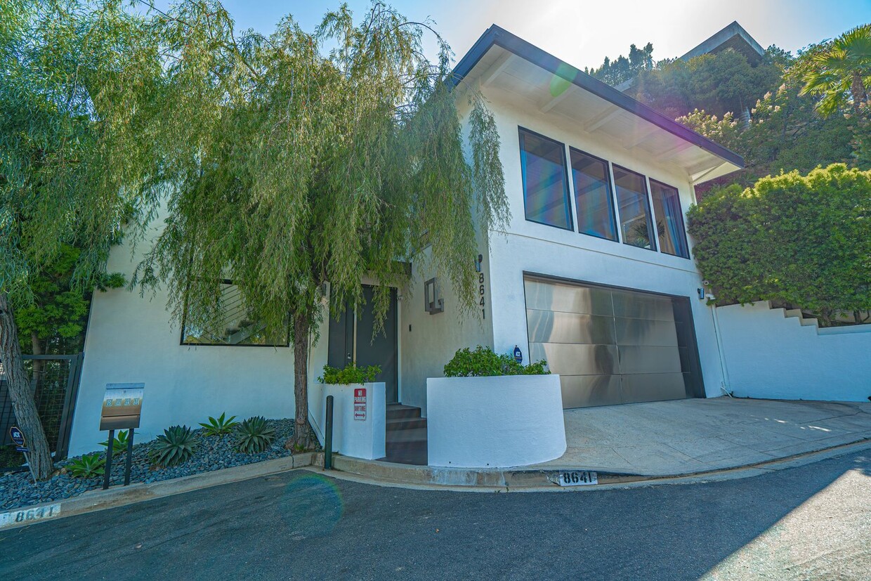 Foto principal - 3 Bedroom Home for Rent in West Hollywood!