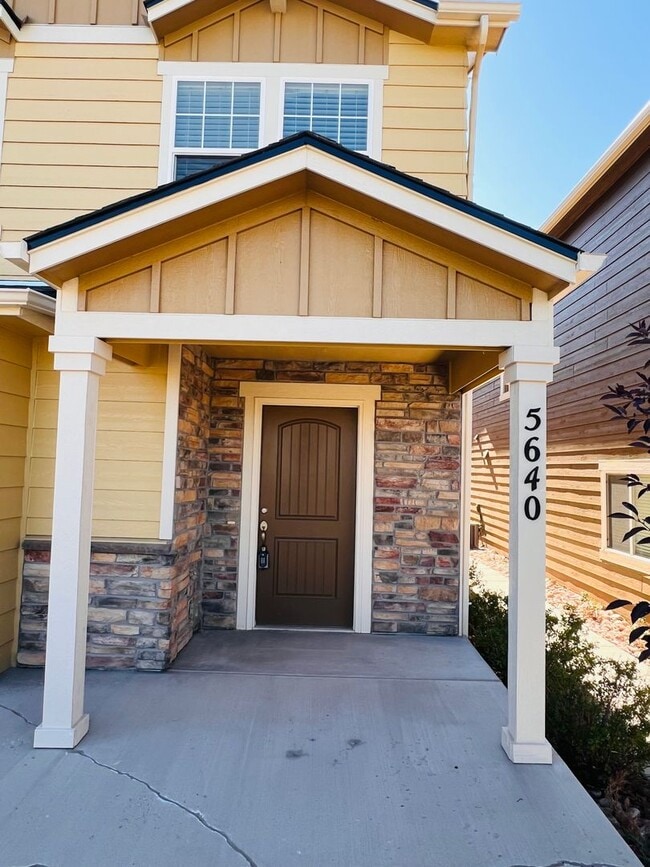 Building Photo - 5640 Shamrock Heights