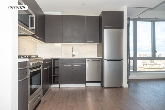 Building Photo - 321 W 110th St