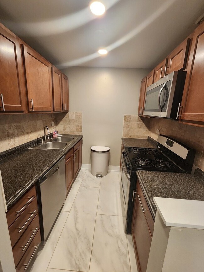 Building Photo - 585 Heritage Dr
