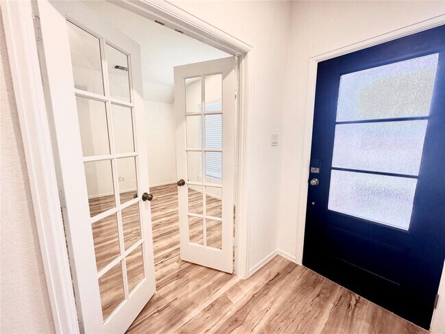 Foto del edificio - 8007 Elk Grv Ln