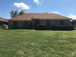 Building Photo - 617 Parkview Dr