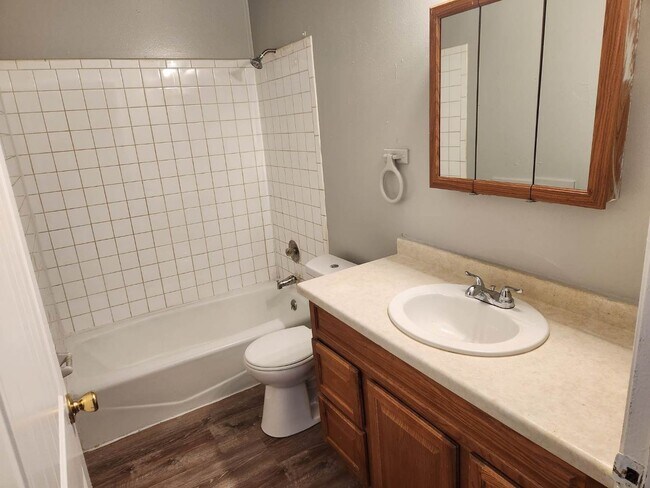 Foto del edificio - 6470-6472 N 107th St