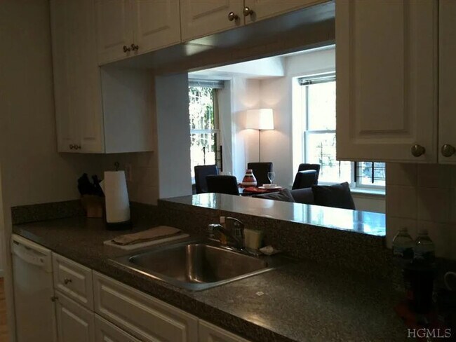 Foto del edificio - 3251 Riverdale Ave