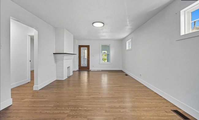 Building Photo - 867 E 12th Ave