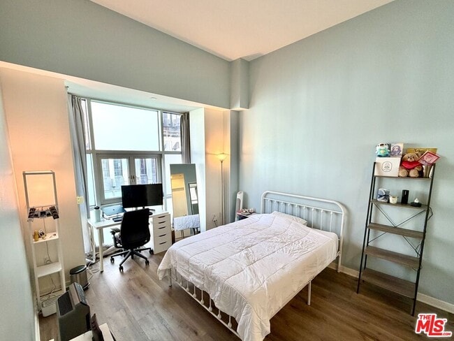 Building Photo - 630 W 6th St