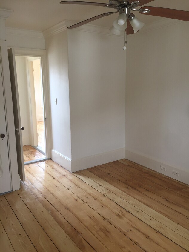 Dormitorio de 9'7" x 11'7" - 79 Court St