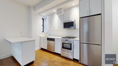 Building Photo - 140 E 46th St