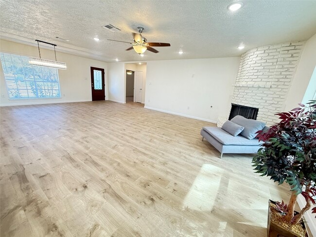 Foto del edificio - 15714 Torry Pines Rd