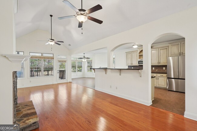 Building Photo - 160 Greenview Dr