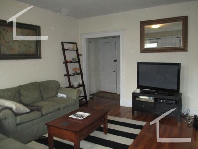 Foto del edificio - Amazing Allston two Bed Right on the Cusp of Brookline...