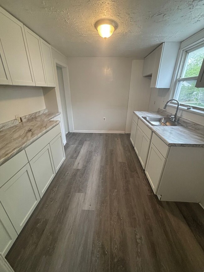 Building Photo - Euclid 3 Bedroom Single