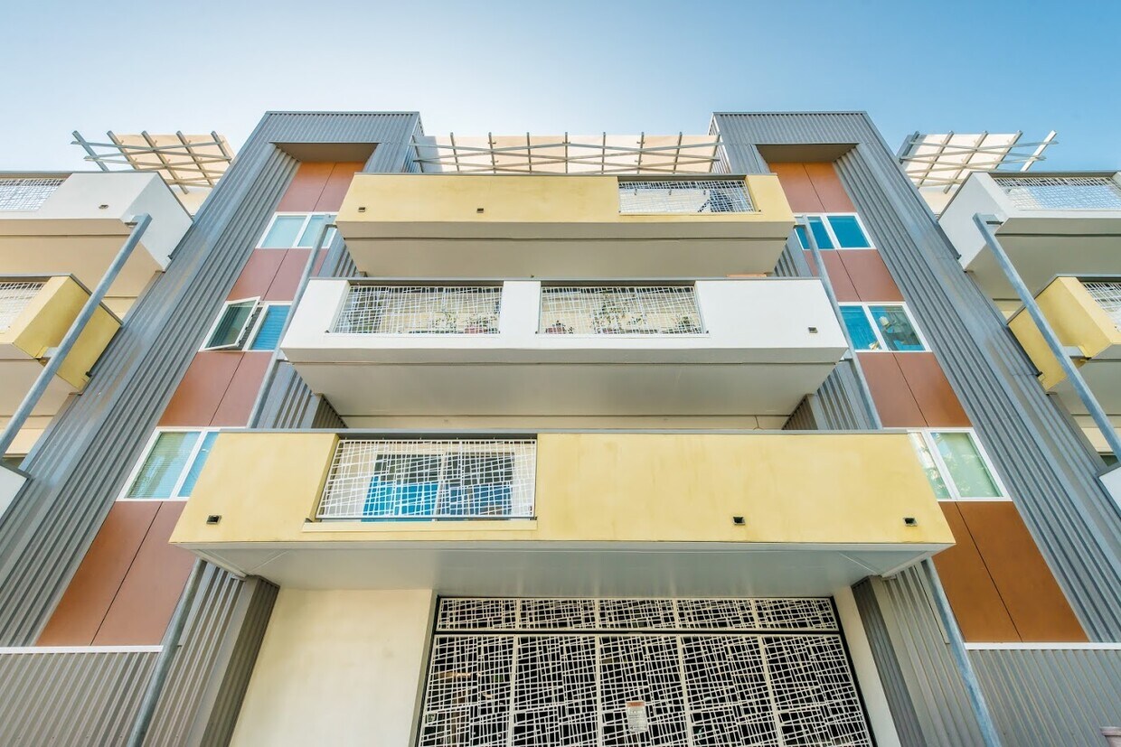 Primary Photo - Lee Street Apartments