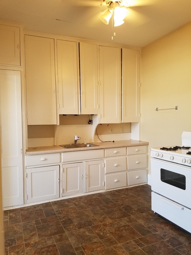 Building Photo - 504 S Central Ave