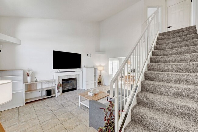 Foto del edificio - 2 Bedroom Condo w/ Patio & 1 Car Attached ...