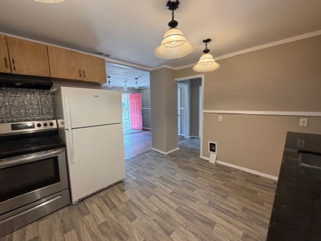 Building Photo - Lovely 3 Bedroom / 1 Bath for Rent - Section 8 Welcome