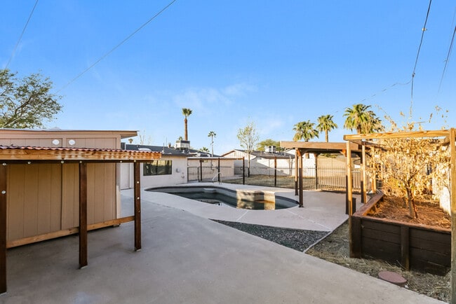 Building Photo - 814 E Cinnabar Ave