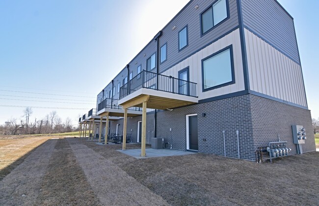 Building Photo - 1301 S 6th St