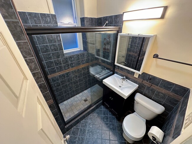 Photo - 4-BEDROOM DEPAUL UNIVERSITY APARTMENT – FIRST FLOOR