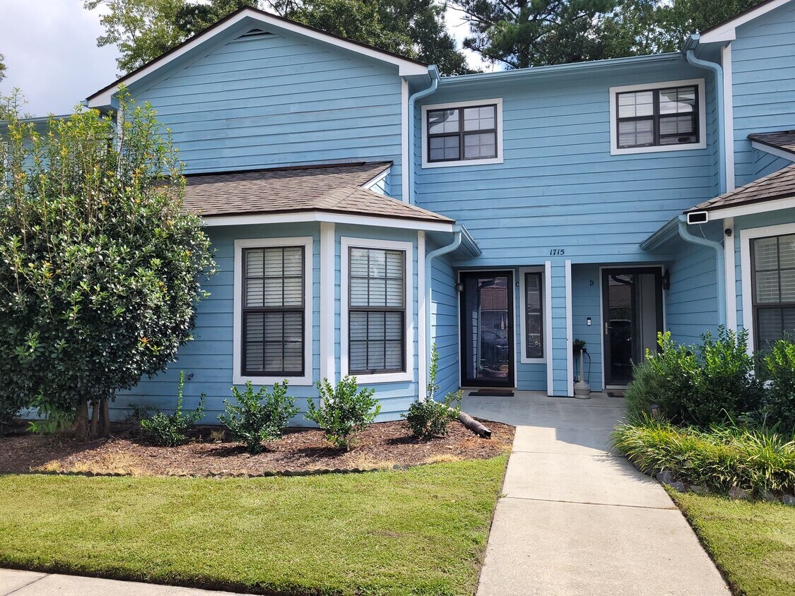 Foto principal - Furnished 3 BR, 3 BH Townhouse in Wilmington!