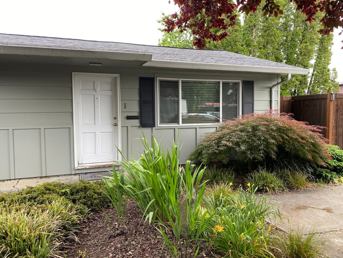 Primary Photo - 749 NE 20th Pl