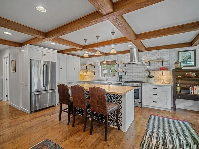 Foto del edificio - Newly Updated 2 Story Home with Large Yard
