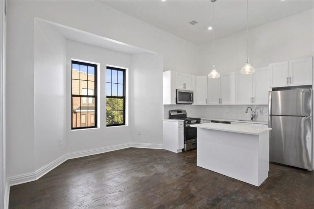 Primary Photo - 1340 Bushwick Ave